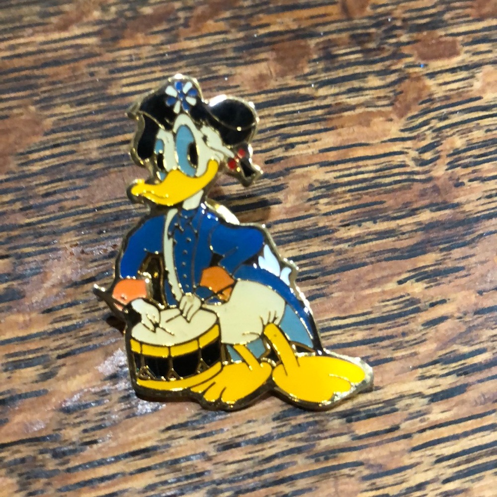 Vintage 1989 Gold Donald Duck pin from Disney